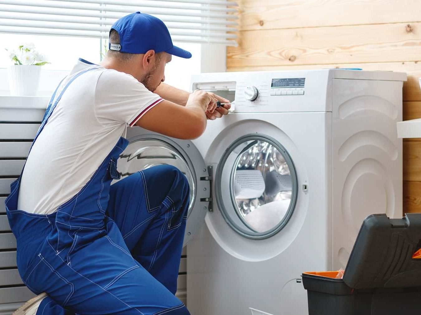 Técnico del servicio técnico LG reparando electrodoméstico en Valencia